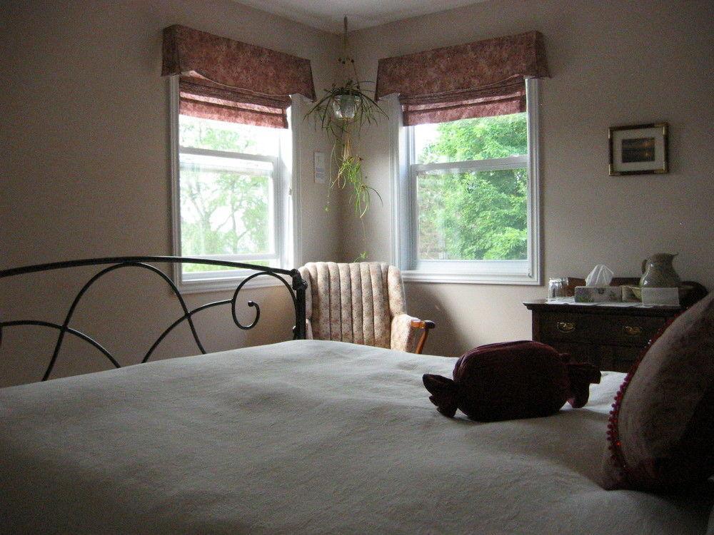 Tulips And Thistle B&B Труро Экстерьер фото