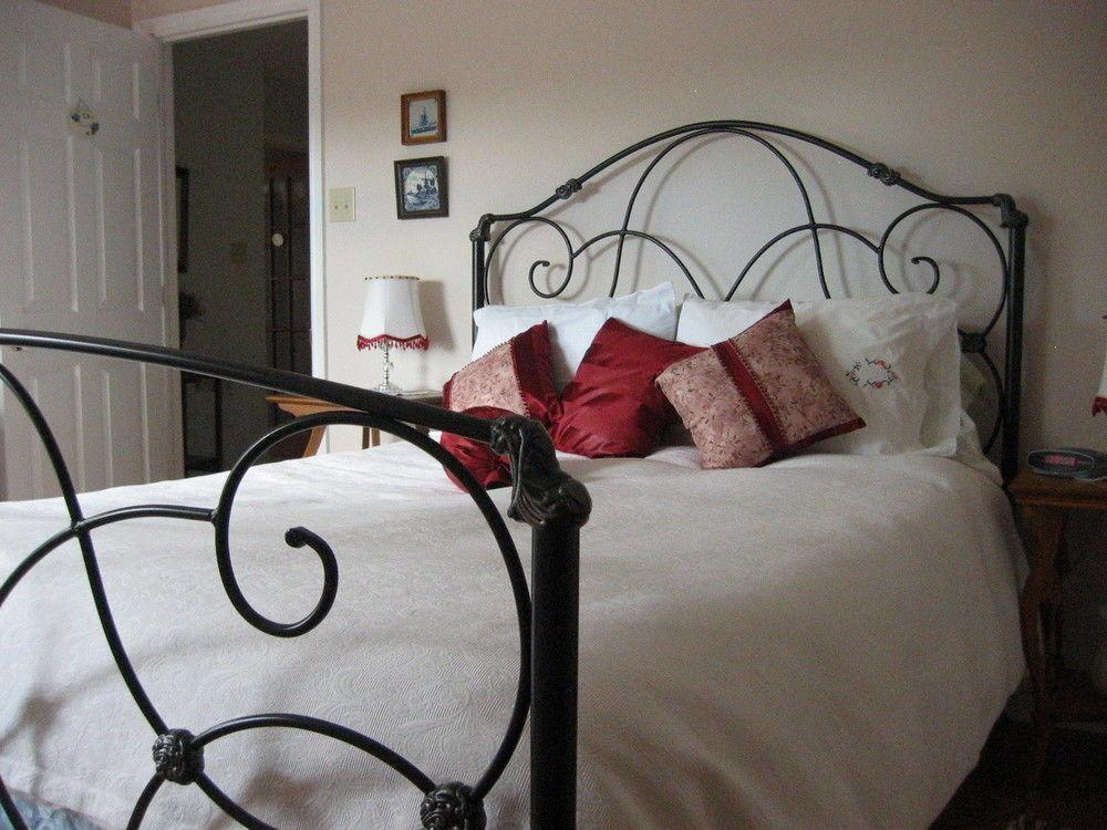Tulips And Thistle B&B Труро Экстерьер фото
