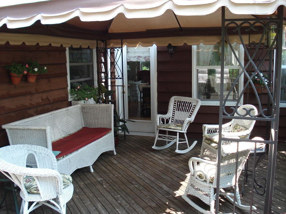 Tulips And Thistle B&B Труро Экстерьер фото