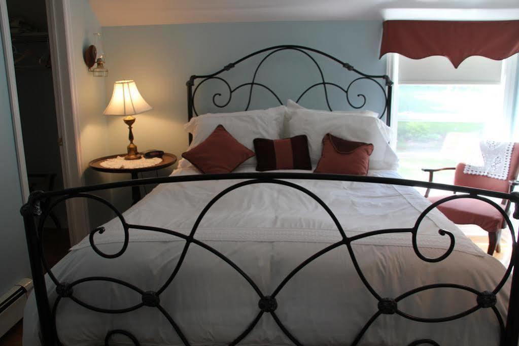 Tulips And Thistle B&B Труро Экстерьер фото